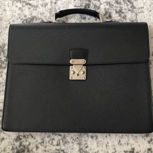 Louis Vuitton Taiga Black Briefcase Bag M30032